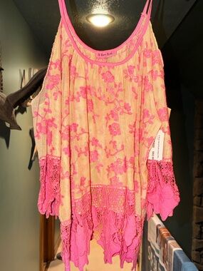 A Rare Bird Peek 👀 a Boo 👻 Pink & Tan Lace-Detail Cold Shoulder Tank Top